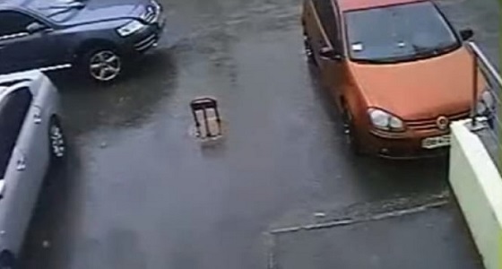 بالفيديو.. لحظة ركن سائق سيارته في موقف ليس ملكه 