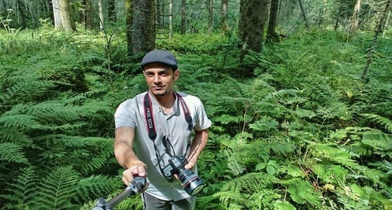 بالصور.. مواطن يتحدى خوفه من الحشرات بطريقة غريبة 