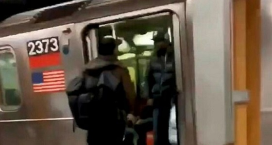 بالفيديو.. لحظة اندلاع مشاجرة عنيفة بين راكبي مترو