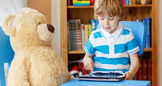 تعرفي على تأثير الشاشات على سلوكيات طفلك وصحته العقلية