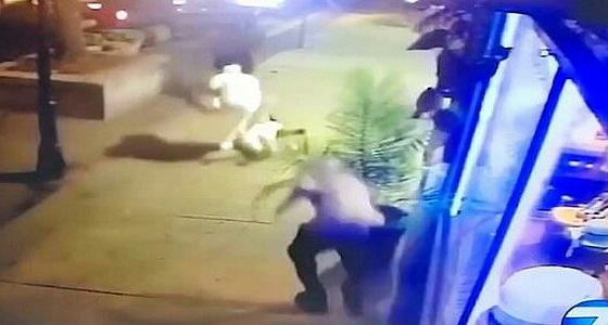 بالفيديو.. لحظة إنقاذ شاب شجاع لصديقته من إطلاق النار 