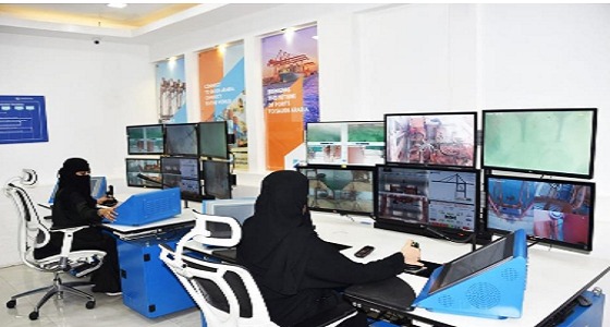 أول سعوديتان تعملان في تشغيل الرافعات العملاقة بميناء الملك عبدالعزيز
