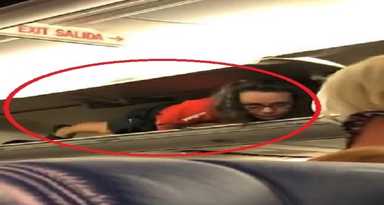 شاهد.. مضيفة طيران تختبئ في خزانة الحقائب لإضحاك الركاب