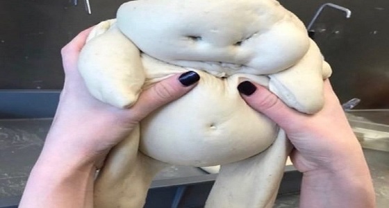 امرأة تلد طفل من عجين