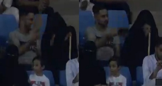 مشهد بألف معنى.. شاب يخفف الحرارة عن أمه خلال مباراة العدالة وضمك (فيديو)