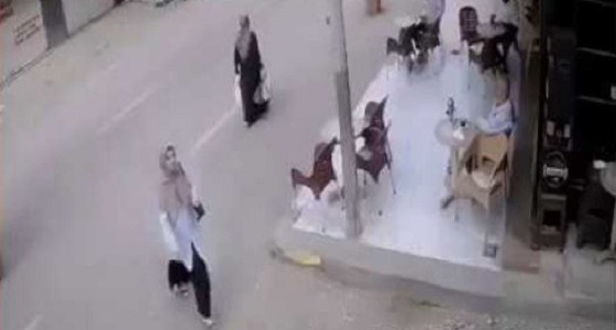 بالفيديو.. سيارة تصدم سيدة مصرية وتقذف بها في الهواء
