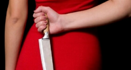 امرأة تقتل طليق ابنتها وتخصيه لامتناعه عن دفع النفقة