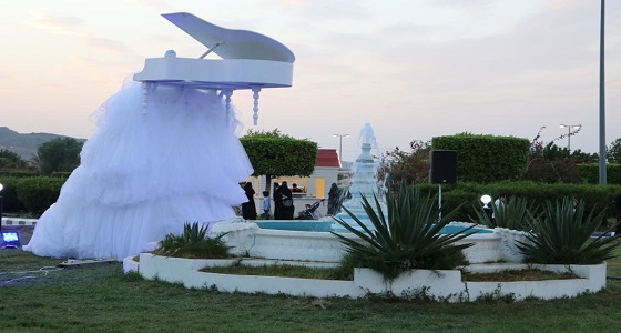 لأول مرة في المملكة البيانو الطائر يحلق بمقطوعاته بقرية الهجن  بالطائف