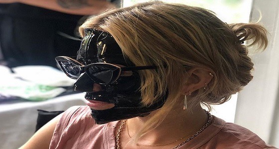 عارضة أزياء تبتكر قناع باتمان للحفاظ على نضارة بشرتها