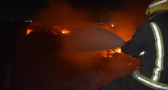 بالصور .. إخماد حريق هائل إندلع في أرض تحوي أخشاب وإسفنج بجدة