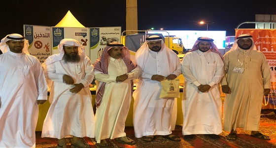 بالصور.. كفى القنفذة تقدم لضيوف الرحمن الهدايا وكروت العلاج