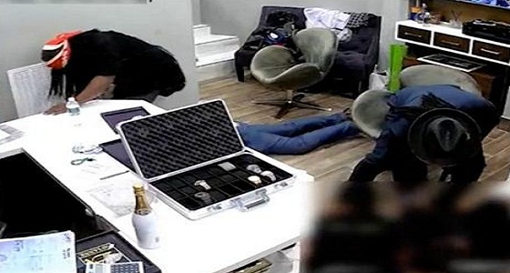 بالفيديو.. لحظات مرعبة لقيام لصوص بسرقة متجر شهير للمجوهرات