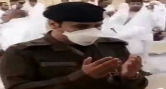 بالفيديو.. رجل أمن يبتهل بالدعاء إلى الله تحت الأمطار بمشعر عرفات