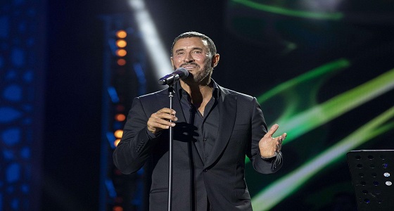 بالفيديو.. تصرف غريب لإحدى معجبات كاظم الساهر أثناء حفله بلبنان