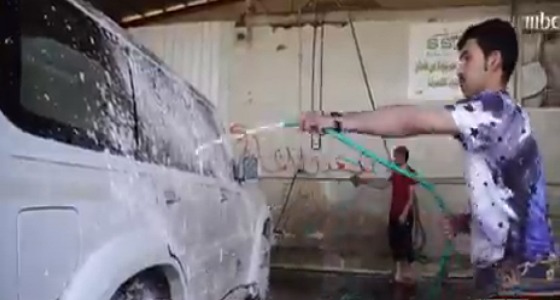 بالفيديو.. تجربة 3 مواطنين يفتتحون مغسلة سيارات بطريف ويعملون بها