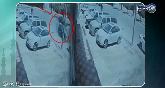 بالفيديو.. سائق متهور يصدم مواطنا في حي الشفاء بالرياض