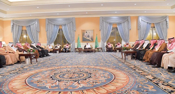 أمير تبوك يلتقي أهالي المنطقة في جلسته الأسبوعية