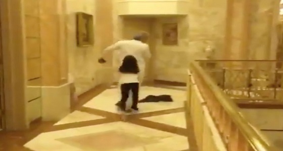 بالفيديو.. الوليد بن طلال يلعب مع حفيدته داخل قصره