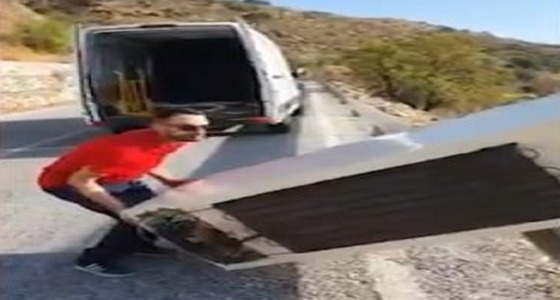 بالفيديو.. القبض على شاب بعد إلقاء ثلاجته من قمة جبل