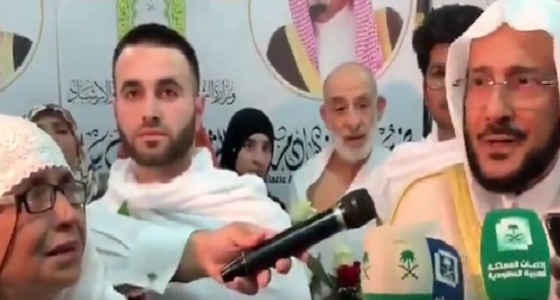بالفيديو.. وزير الشؤون الإسلامية ينحني لتقبيل رأس حاجة في مشهد مؤثر