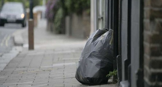 سيدة تدخل السجن بسبب أكياس قمامة 