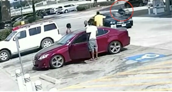 بالفيديو.. رجل يطلق الرصاص على 4 شباب بسبب ” صديقته “