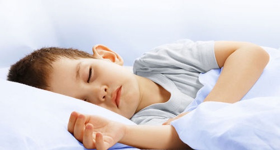 7 خطوات لتعليم طفلك النوم بمفرده في فراشه