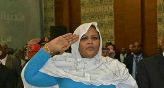 ابنة &#8221; الصادق المهدي &#8221; تثير الجدل في السودان بسبب التحية العسكرية