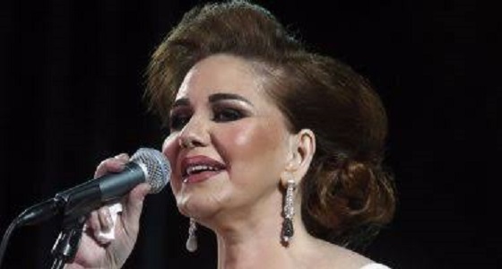 بالفيديو.. ميادة الحناوي تسقط على المسرح بعد فقدان توازنها  