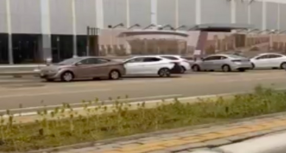 أمطار جازان تتسبب في تعطل مئات السيارات واستغلال أصحاب الورش