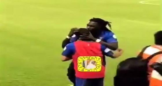 بالفيديو.. ” زجاجة مياه وقبلة ” ردود متبادلة بين غوميز والشلهوب