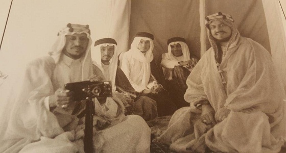 خيمة ولي العهد في منى.. صور التقطها فيلبي للملك سعود والملك خالد