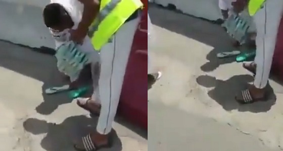 بالفيديو.. شباب مكة يبحثون عن حجاج لإعطائهم أحذية تقيهم حرارة الشمس