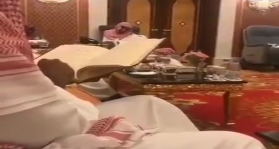 بالفيديو.. مجلس الأمير الراحل بندر بن عبدالعزيز بعد صلاة الظهر يوميا برمضان