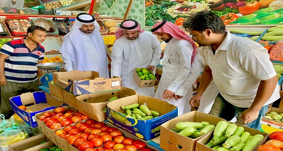 بالصور خلال جولة تفتيشية بلدية المظيلف تغلق ثلاث محلات تجارية وتصادر أسماك متعفنة
