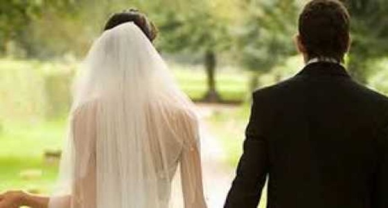 عروسان يهربان لقضاء شهر العسل بعد وفاة شخص وإصابة 40 آخرين في زفافهما