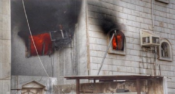 بالصور.. الدفاع المدني يخمد حريقا هائلا اندلع في إحدى الشقق بجدة
