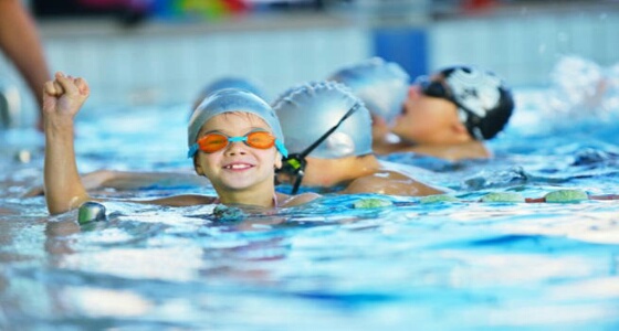 احذري.. فيروسات تهدد أطفالك بحوض السباحة
