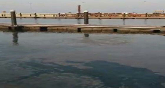 بسبب ضخه مياه ملوثة.. إلزام ملوث ” كورنيش الخبر ” بإزالة الأضرار الناجمة