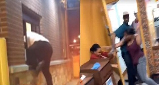 بالفيديو.. عميل يقتحم مطعم عبر نافذة تلقي الطلبات ليعتدي على إحدى الموظفات