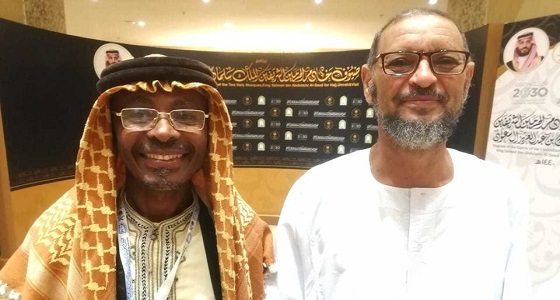 بعد فراق 30 عاماً.. زميلا دراسة يلتقيان في الحج