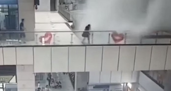 بالفيديو.. مياه الأمطار تتسبب في جرف متسوقة بمركز تجاري 