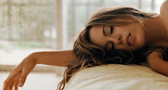 أضرار عدم إزالة المكياج قبل النوم على البشرة