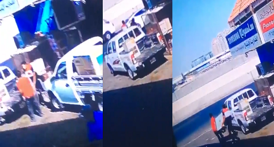 بالفيديو.. لصان يسرقان جهاز تكييف من سيارة متوقفة أمام المحل بجدة