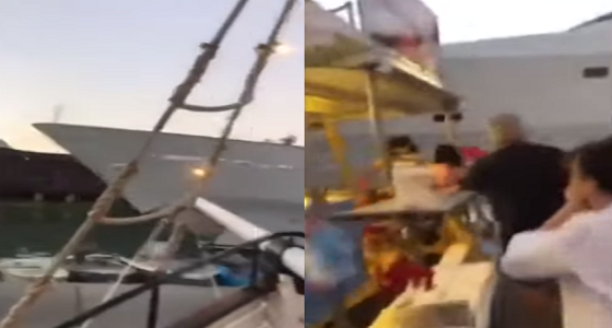 بالفيديو.. لحظة اصطدام يخت فاخر بمطعم على الشاطئ 