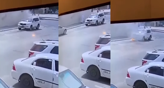 بالفيديو.. لحظة إضرام النار في سيارة مواطن بأحد الشوارع 