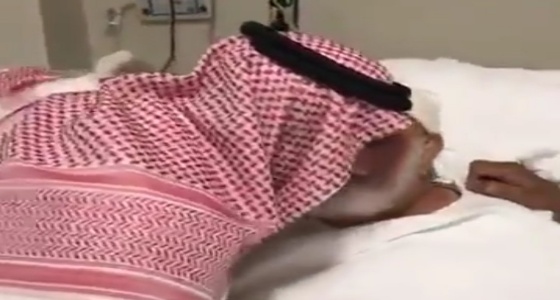 بالفيديو.. لفتة إنسانية من أمير الرياض مع أحد المرضى