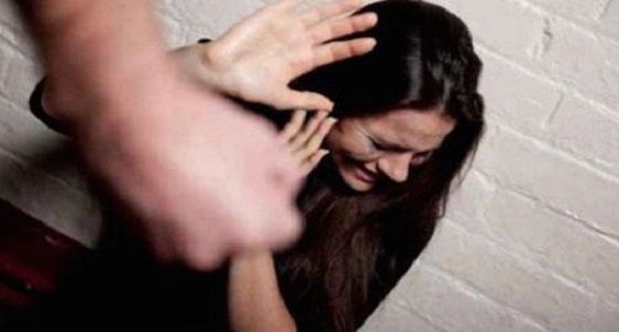 رجل يحاول اغتصاب امرأة بعد استدراجها بفرصة عمل