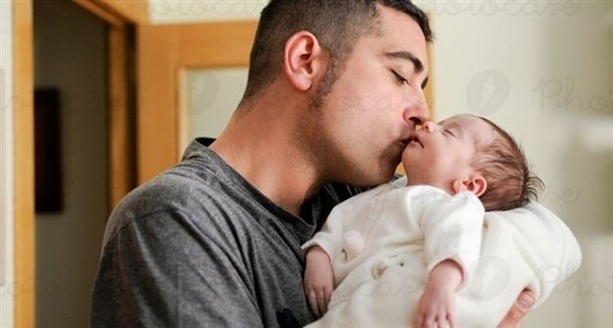 مخاطر صحية تصيب طفلك الرضيع بسبب التقبيل