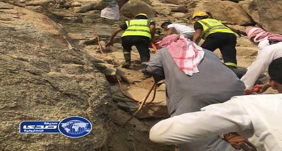 بالصور.. وفاة شخص إثر سقوطه من قمة جبل عفف جنوب شرق أضم